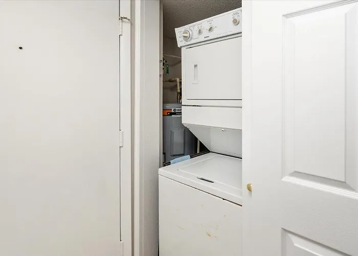 Relaxing 2 Bedroom Salty Sands Mid-town Ocean City! *